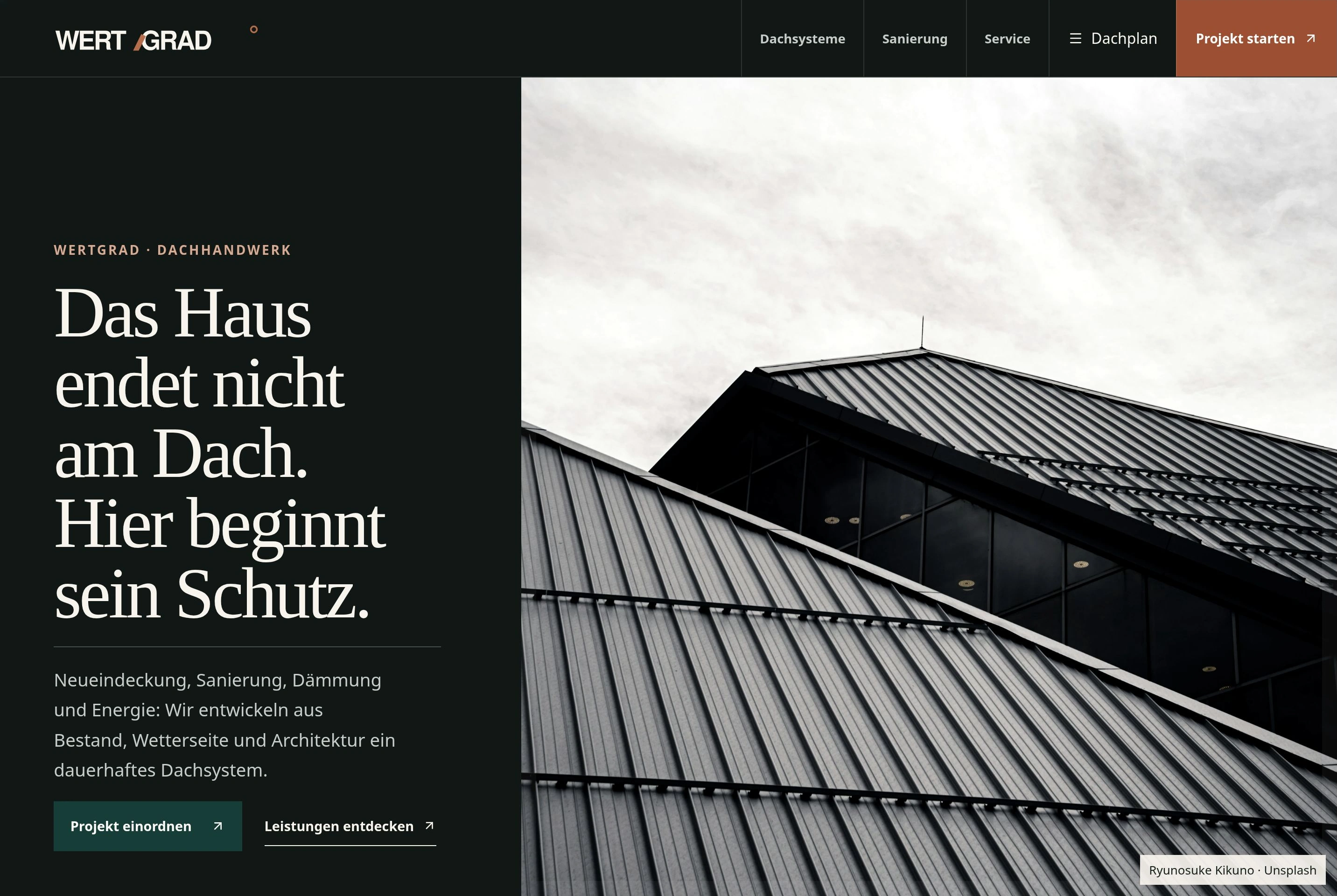 Fertige Dachwebsite mit dunkelgrüner Textfläche, kupferfarbenem Anfragebutton und großem realem Metalldachfoto.