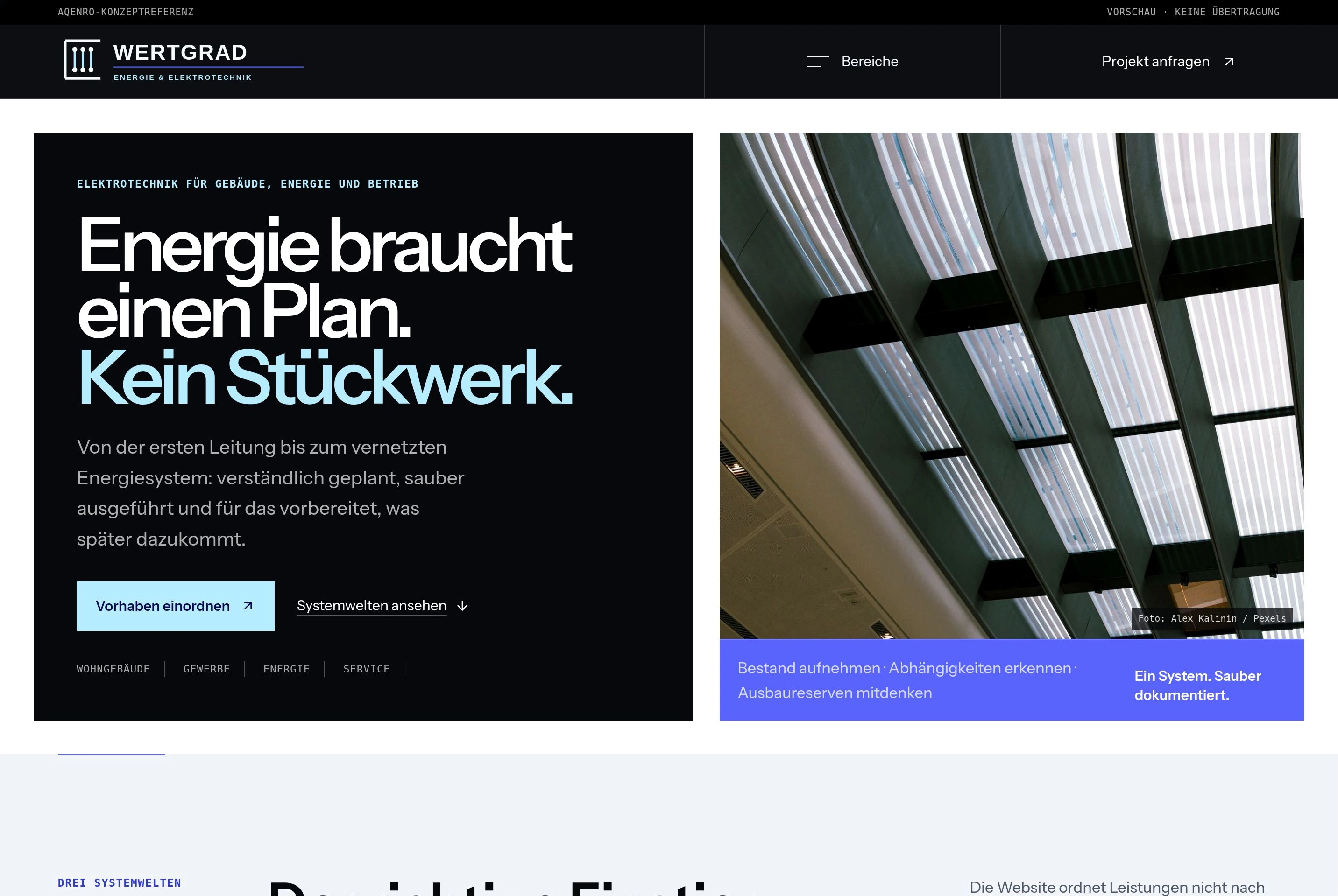 Fertige Elektrowebsite mit schwarzen Flächen, cyanfarbener Aussage, realer Lichtarchitektur und violettem Informationsband.