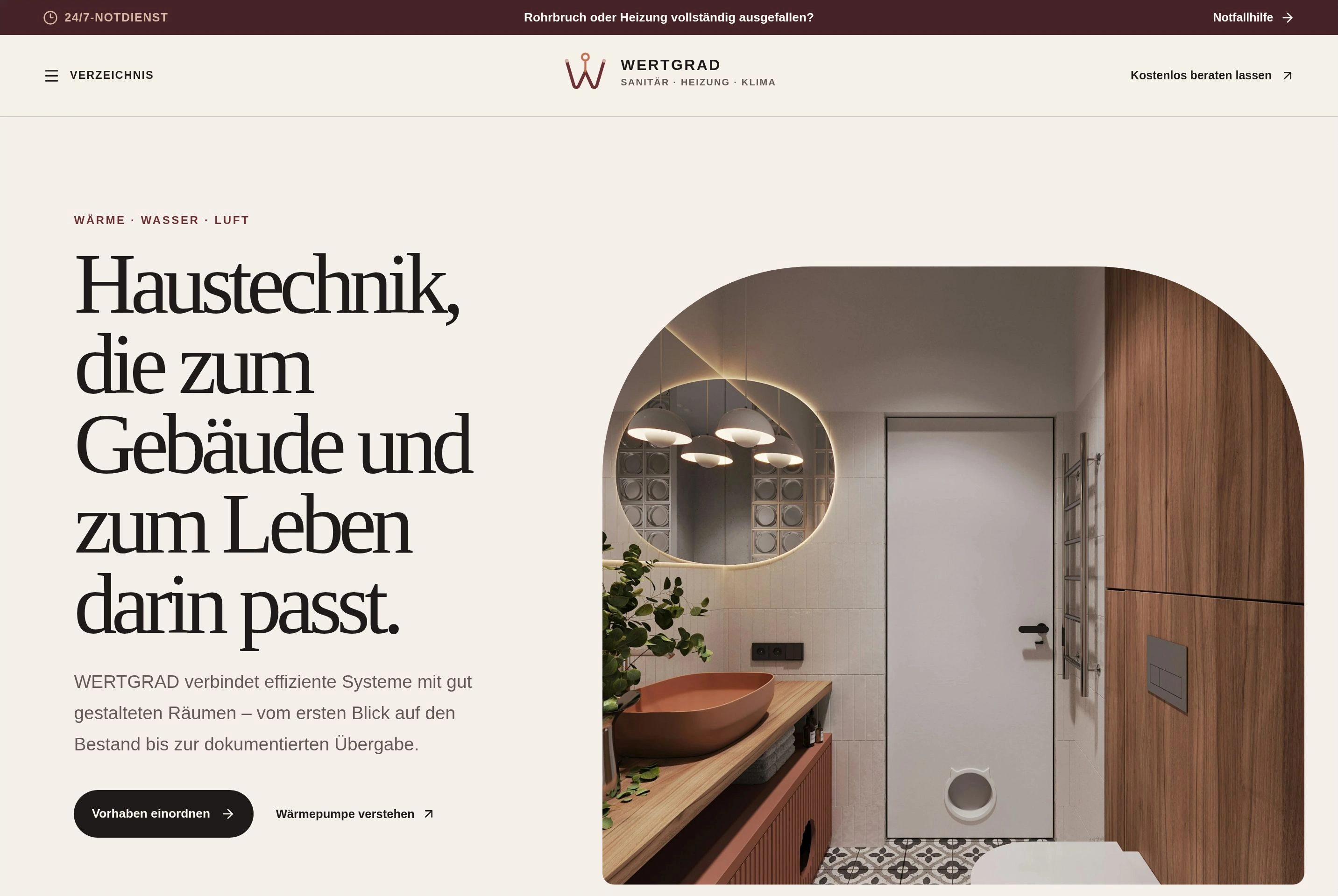 Fertige SHK-Startseite mit großer Serifenschrift, warmem Badezimmerfoto und burgunderfarbener Markenwelt.