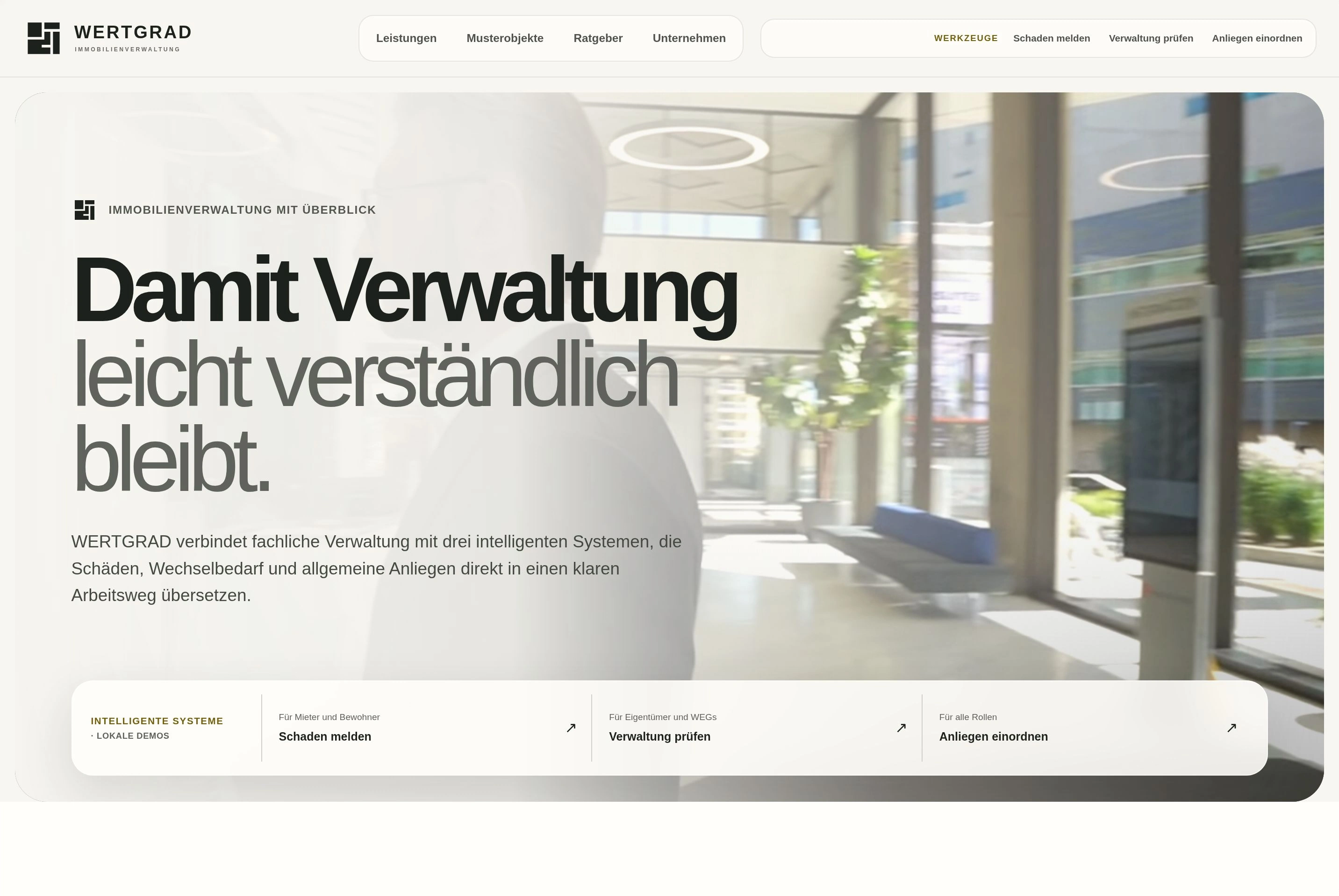 Fertige WERTGRAD-Verwaltungswebsite mit Architekturfilm, großer Überschrift und drei direkten Servicewegen.